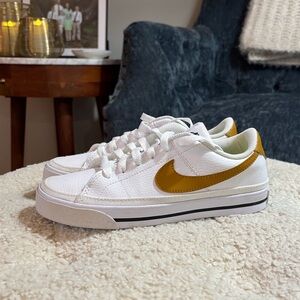 Nike court legacy unique color way. Size 6 ladies. Next to new condition!